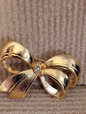 Vintage AVON Bow Pin Brooch Rhinestone Gold Tone.